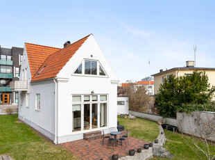 Villa till salu på Centralgatan 4 i Höganäs - Mäklarhuset