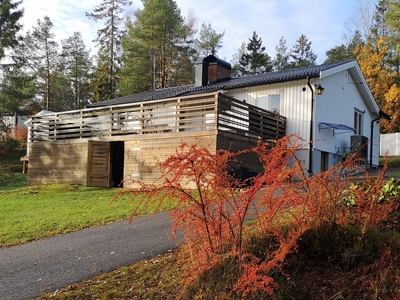 Idylliskt boende med charm samt flera uteplatser och generös källare