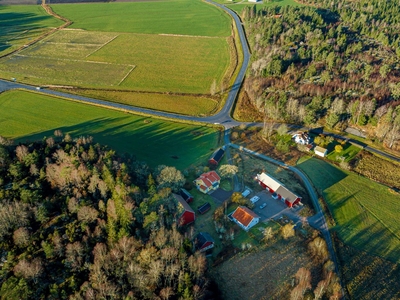 Liten gård innehållande vackert bostadshus, 10 minuter från centrala Strömstad!