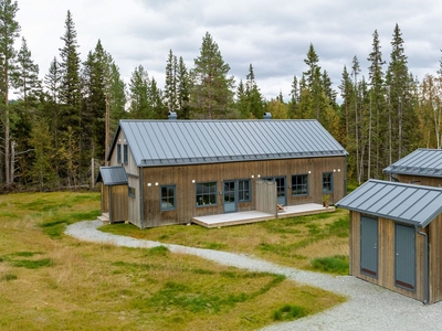 Vid Funäsdalsbergets fot är det bara att flytta in detta charmiga parhus