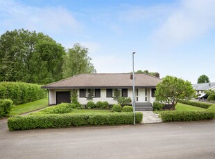 Villa till salu på Skogsstigen 8 i Floby - Mäklarhuset