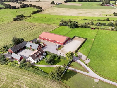 Otroligt vacker hästgård på de Skånska vidderna i Starby!