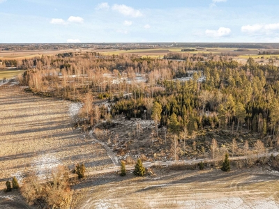 Väl tilltagen tomt i sydväst läge med utsikt över öppna landskap mellan Enköping och Hummelsta!