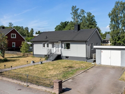 Välkommen till populära Förlösa och till en välplanerad villa med en underbar baksida och garage!