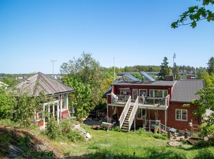 Villa till salu på Hamnvägen 21 A och B i Norrtälje - Mäklarhuset