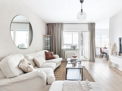 Renoverad pärla med inglasad balkong – ditt nya hem i en stabil och populär förening!