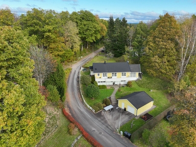 Välskött villa med arkitektritad vinterträdgård i Viskafors