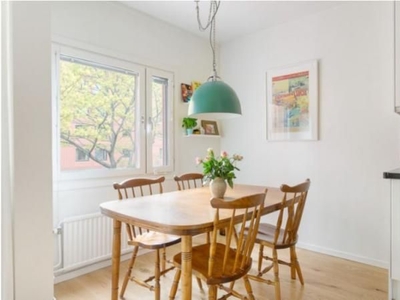 2 bedrom apt 3 min from metro red line central sthlm