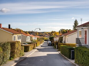 Villa till salu på Enebyvägen i Bromma - Mäklarhuset