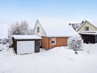 Naturnära villa med mysig tomt i centrala Ånge