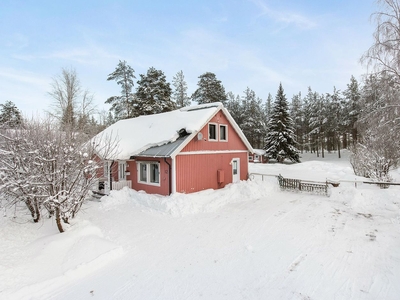 Naturnära villa med havsnärhet och ljusa ytskikt