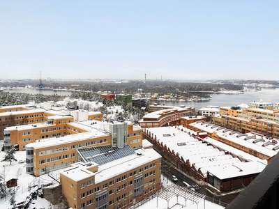 2:a högt upp i Brf Fabriken i Nacka strand med sjöutsikt och vidsträckt vy in mot Stockholm!