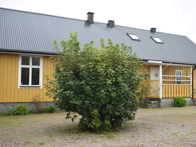 Hela nedre bottenplan på huset med egen trädgård och parkering.