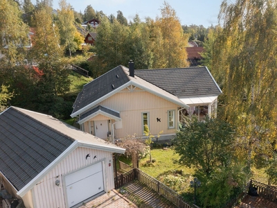 Välplanerad 1-plans vinkelvilla med fristående garage om 38 kvm.