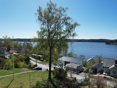 Villa till salu på Kyrkfjärdsvägen i Ekerö - Mäklarhuset