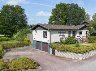 Villa till salu på Klockarevägen 9 i Fristad - Mäklarhuset