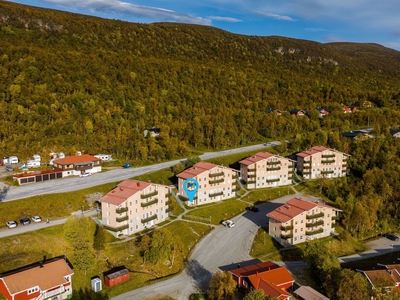 Smakfullt renoverad och möblerad lägenhet i bästa Rosa Byn. Egen uteplats