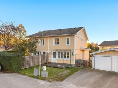 Välplanerat friköpt parhus med garage i lugnt området finns nu till salu!