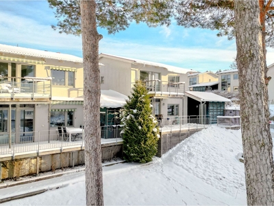 Gemytlig och modern villa med utsikt över Byfjorden