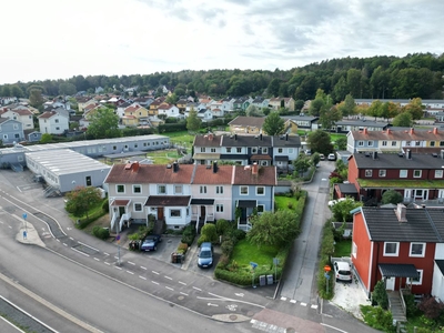 Friköpt radhus med p-plats vid entrén!