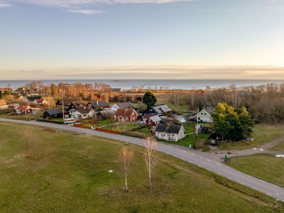 Hemtrevlig villa på hörntomt med bastu, uthus, låga driftskostnader och gångavstånd till havet!