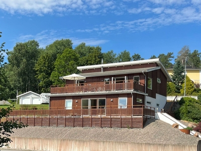 Fantastisk arkitektritad villa på fridfulla Vännerberg!