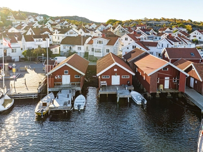 Havsnära njutning med denna exklusiva fastighet vid havet, komplett med en förtjusande sjöbod.