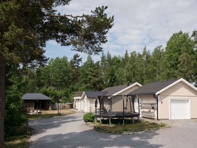 Lantlig idyll med fria vyer och naturen in på knuten