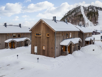 Lodgestil, backnära och en känsla av nybyggt. Här får du ett kalasläge på Röstberget!