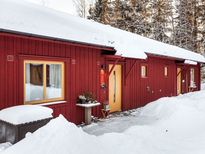 Modern och välplanerad parhusbostadsrätt i naturnära område