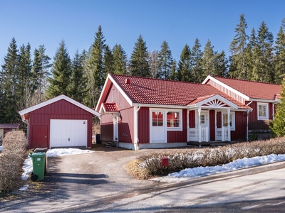 Sällsynt naturnära läge med altan, farstukvist, skogsutsikt och möjligheter till personlig prägel!