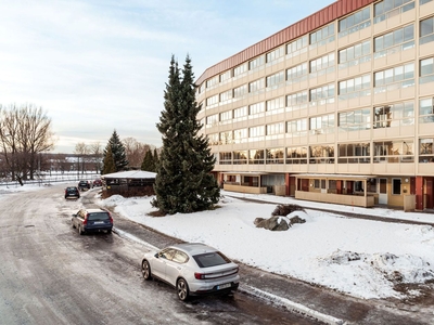 Trevlig 2:a på tredje våningen i centrala Borlänge med stor inglasad balkong.