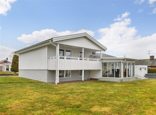 Villa till salu på Floravägen 2 i Vara - Mäklarhuset