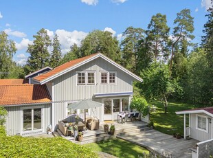 Villa till salu på Skördevägen 21 i Täby - Mäklarhuset