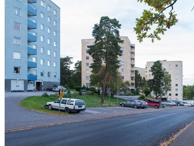 Hyr ett 1-rums lägenhet på 93 m² i Strängnäs