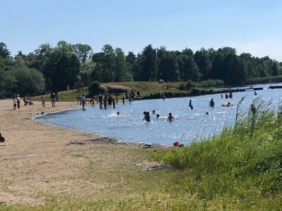 Stort kedjehus med hörntomt nära skog och bad i Eskilstuna