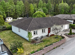 Villa till salu på Domherrevägen 17 i Härnösand - Mäklarhuset