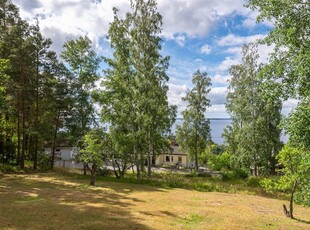 Tomt till salu på Hasselbacken 11 i Svärtinge - Mäklarhuset