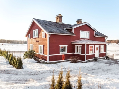 Storslagen hästgård med hagar och ridbana!