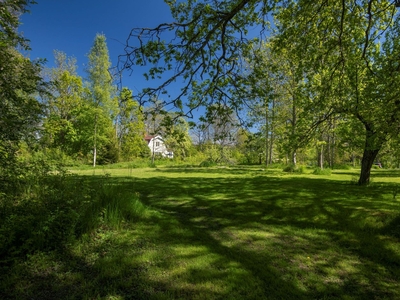 Vackert belägen tomt med fina ståtliga ekar. Nära till insjö samt Roslagens skärgård!