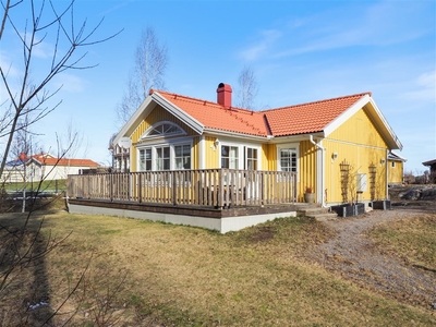 Villa till salu på Sundby strandväg 32 i Stallarholmen - Mäklarhuset