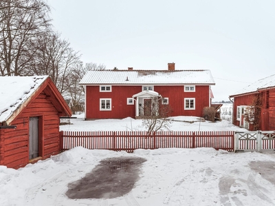 Hästgård i Naglarby med 7 ha mark!