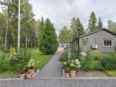 Villa i toppskick, Idylliskt läge, stort lätt skött tomt och vältilltaget garage med maskinhall.