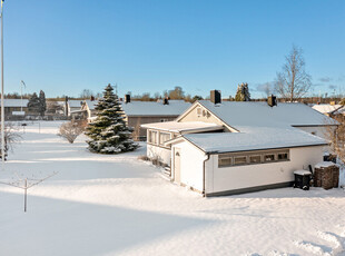 Villa till salu på Långgatan 27 i Hova - Mäklarhuset