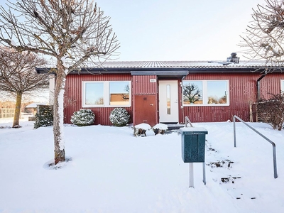 Radhus i bostadsrättsform med egen garageplats, stor altan och närhet till både natur och Vättern!