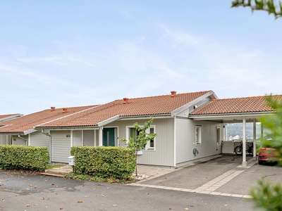 Trevligt parhus i bostadsrättsform i populärt område nära natur, skola och centrala Bohus.