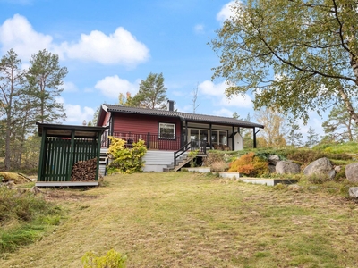 Underbart beläget fritidshus med fullt utrustat gästhus. Stor båtplats med bra läge i skärgården.