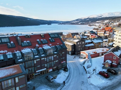 Trerummare med balkong vid Åre torg!!