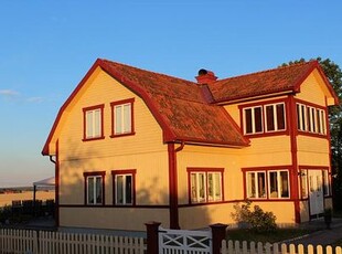 Modern detached house with exquisite art deco details, 7 km from the main square of Uppsala for a family of 5 persons.