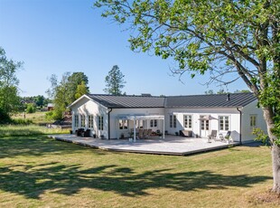 Villa till salu på Solbacksvägen 14 i Gräddö - Mäklarhuset